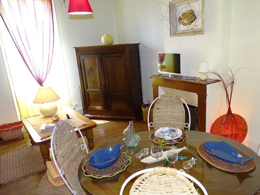 Repas à l'intérieur ...vaisselle "poissons"