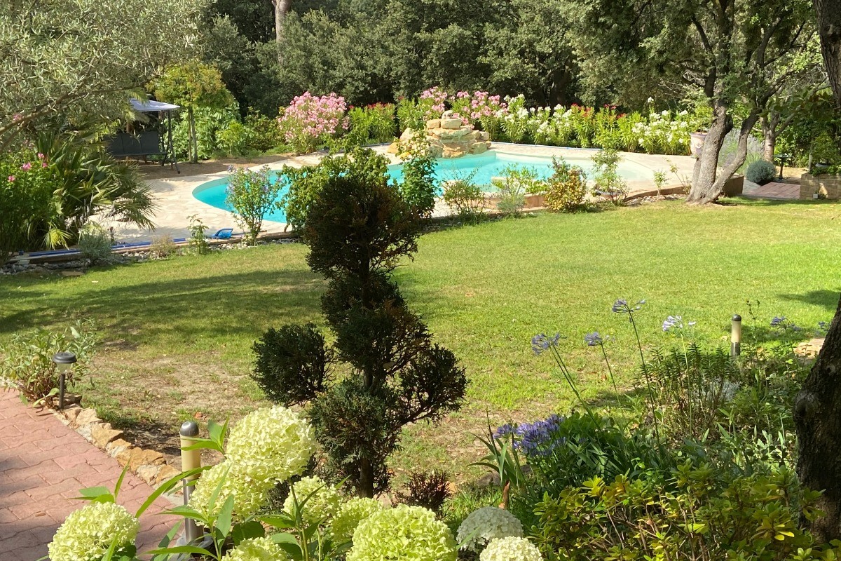 jardin et piscine depuis le parking