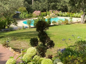 jardin et piscine depuis le parking