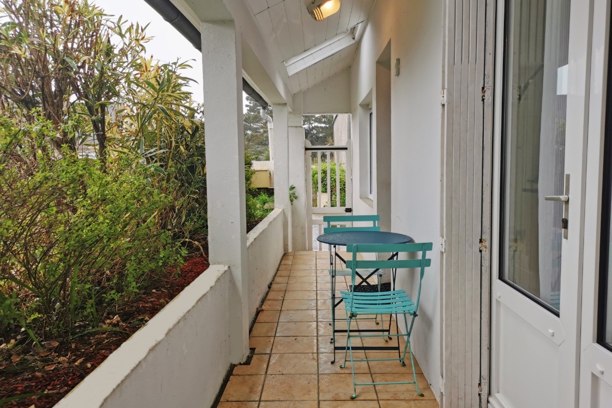 Terrasse abritée et ombragée sur toute la façade de la maison