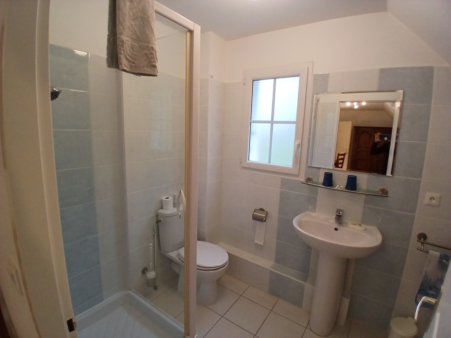 SALLE D'EAU PRIVATIVE ATTENANTE A LA CHAMBRE