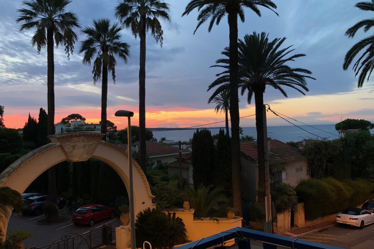 Magnifique Vue du balcon sur la mer au lever du jour