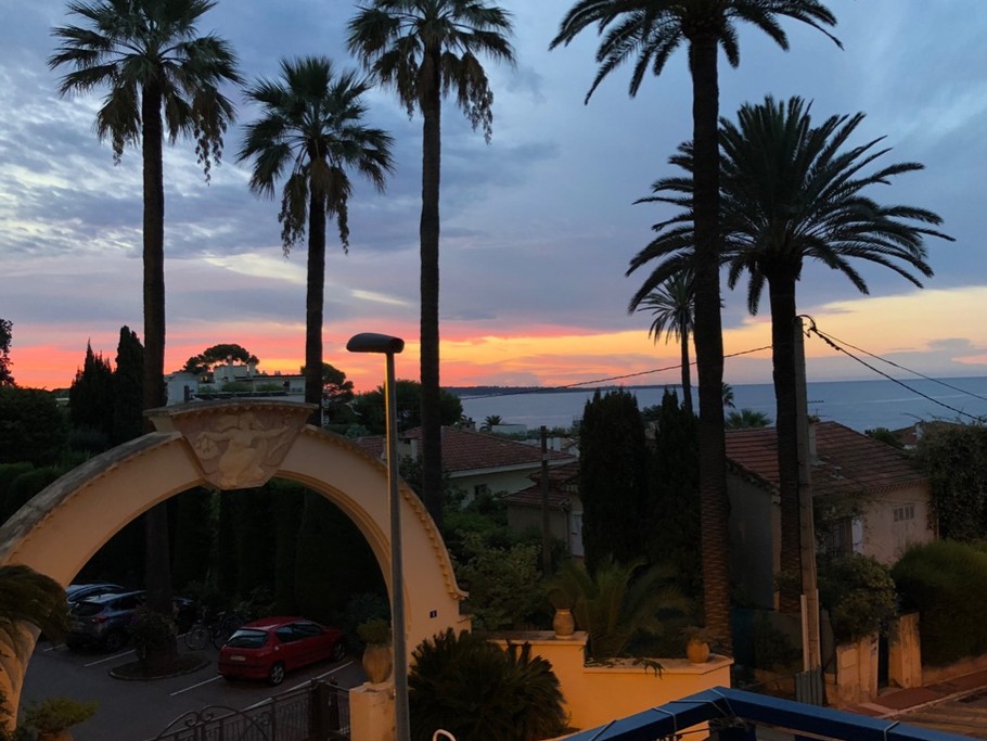 Magnifique Vue du balcon sur la mer au lever du jour