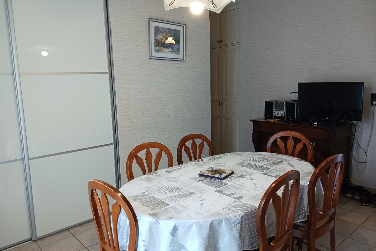 Séjour et télévision à écran plat
