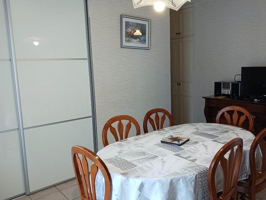 Séjour et télévision à écran plat