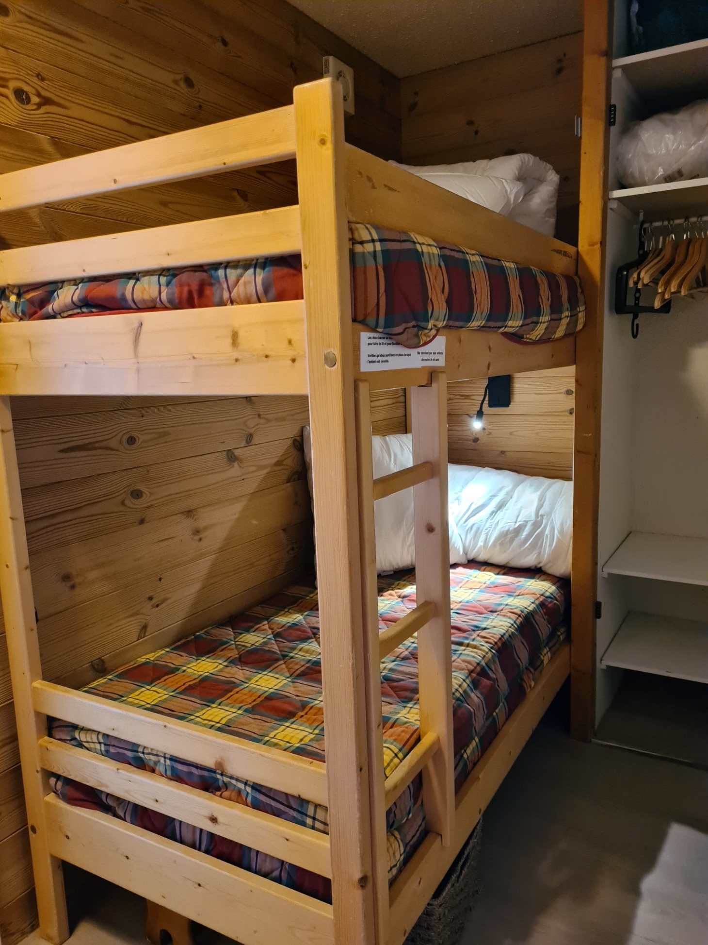 Cabine -Lit superposé dans le coin cabine