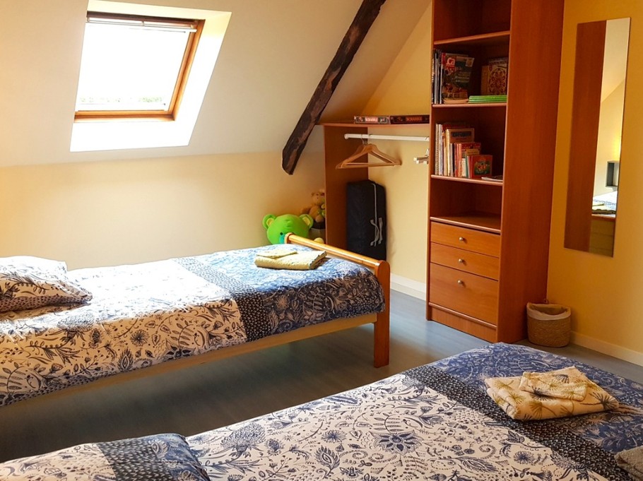 Chambre familiale pour 3 personnes au 1er étage (1 lit 140 cm) et 1 lit 90 cm).