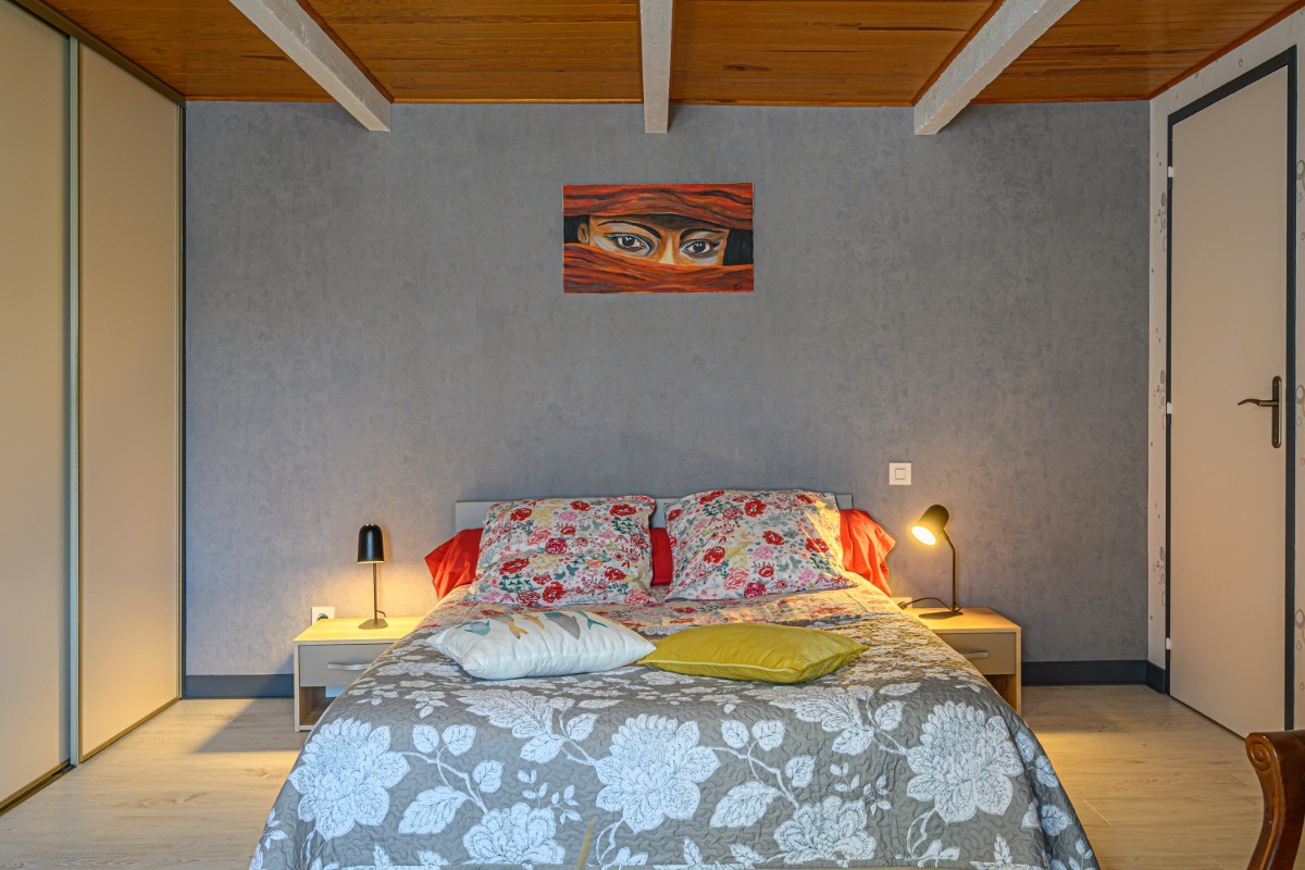 Chambre 1 avec placard penderie