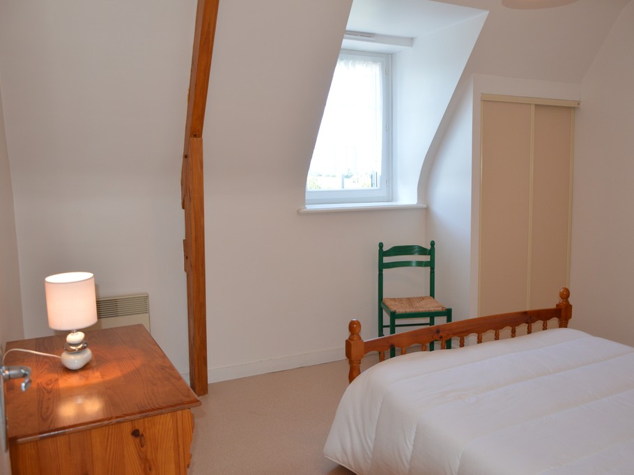 Chambre indépendante pour 2 personnes avec lit 140x190 cm, commode, armoire et chaises.