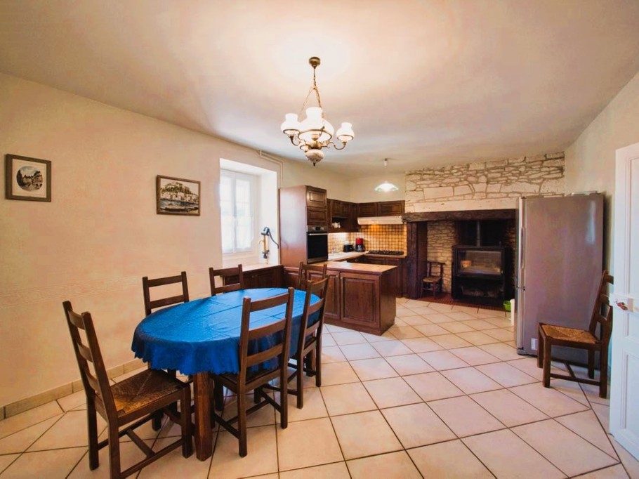 Cuisine équipée avec espace repas La Maison du Pont de la Roussie 24370 Pech de l'Espérance