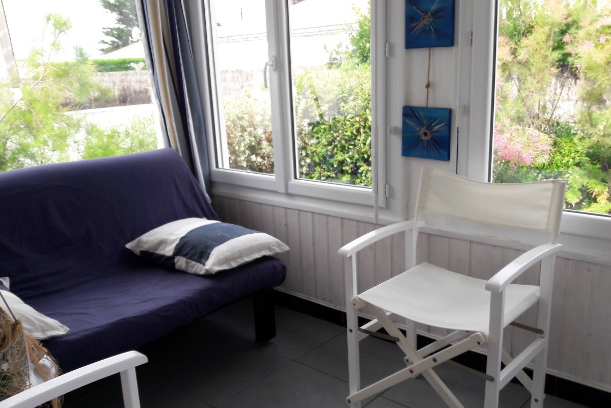 CALME ET REPOS Verranda aménagée en coin LECTURE DETENTE entourée de tamaris