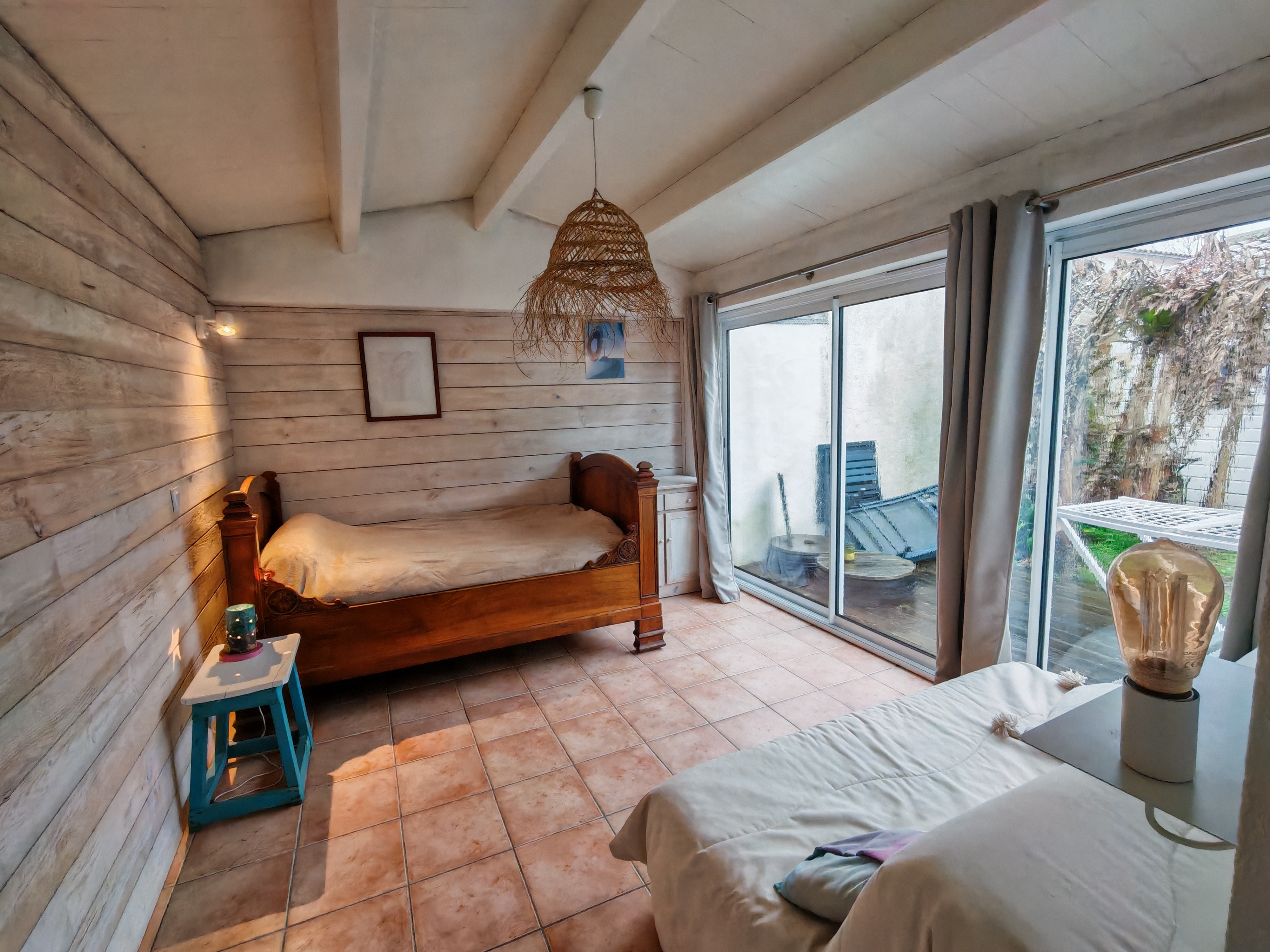 Bedroom with 1 x 120cm bed and a 160cm BZ on garden level