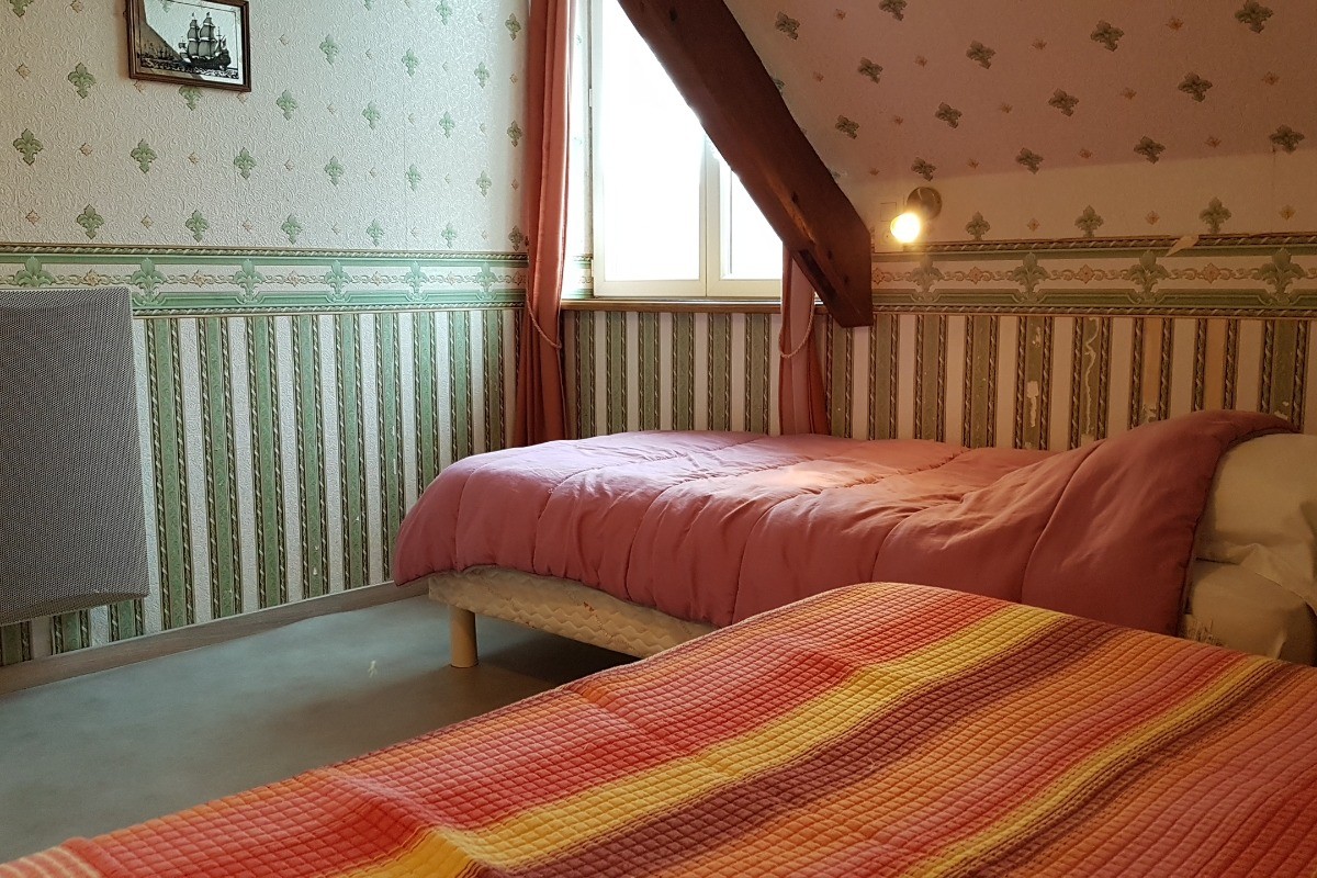 Chambre pour 2 personnes (2 lits simples 90 cm) avec armoire.