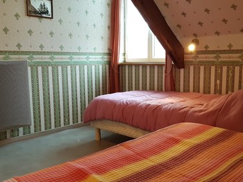 Chambre pour 2 personnes (2 lits simples 90 cm) avec armoire.