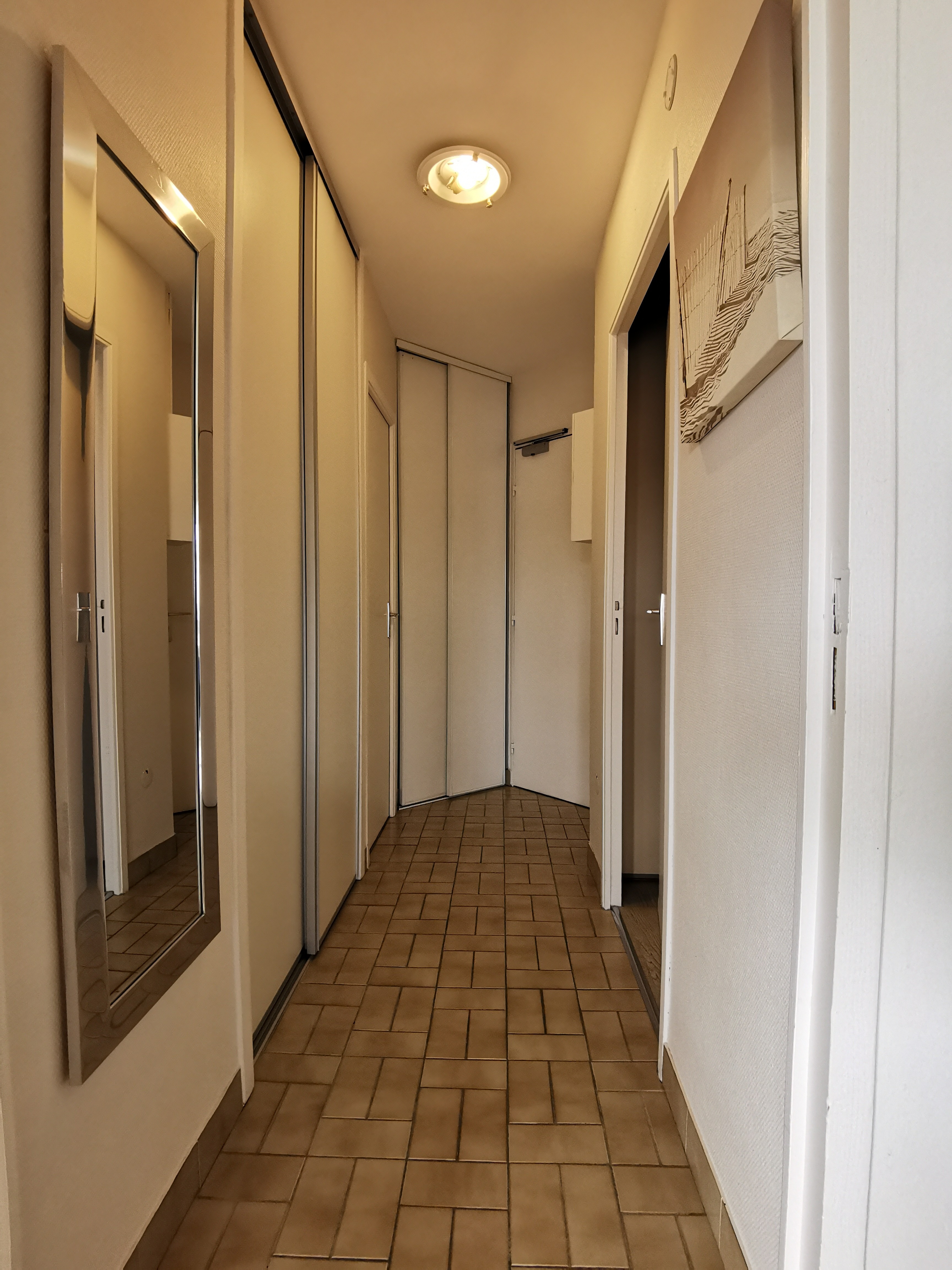 couloir entrée avec digicode et accès salle d'eau et WC