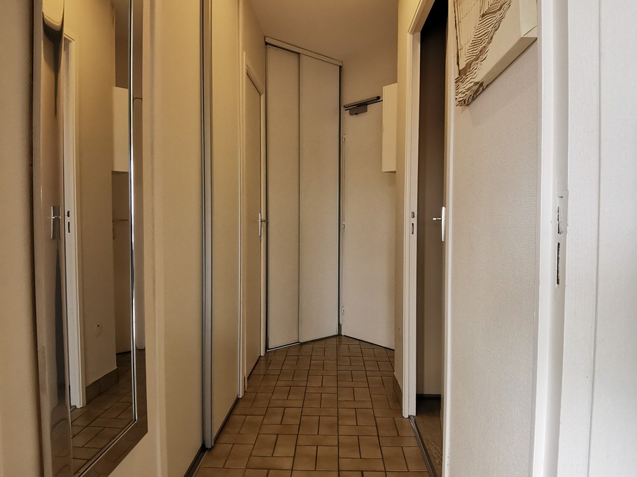 couloir entrée avec digicode et accès salle d'eau et WC