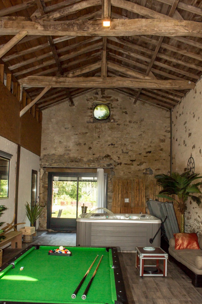 Grange, accès au gîte porte au fond à gauche