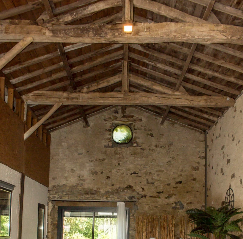 Grange, accès au gîte porte au fond à gauche