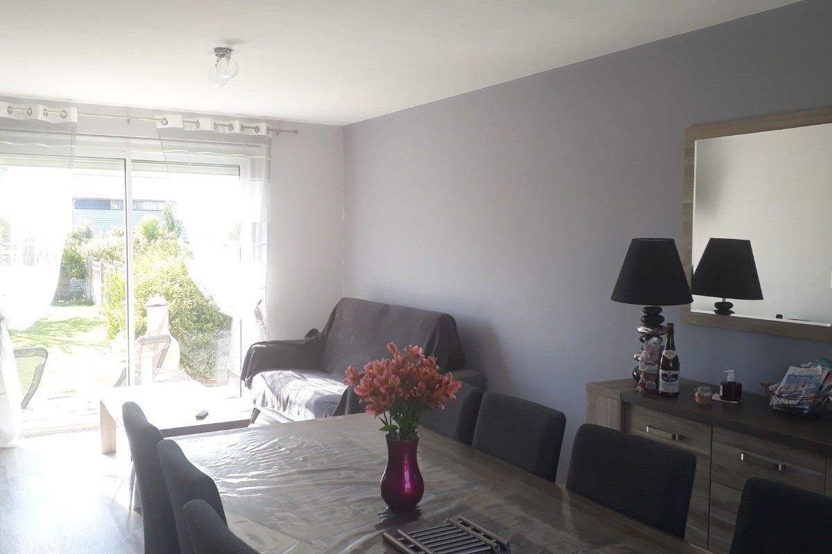 Salle à manger / salon  avec vue sur le jardin