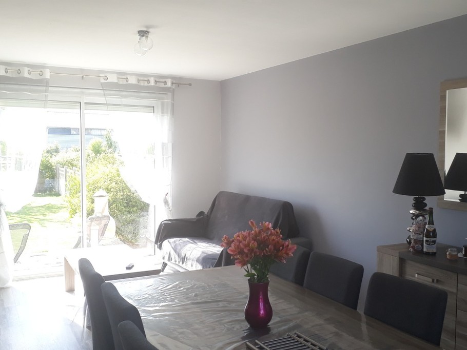 Salle à manger / salon  avec vue sur le jardin