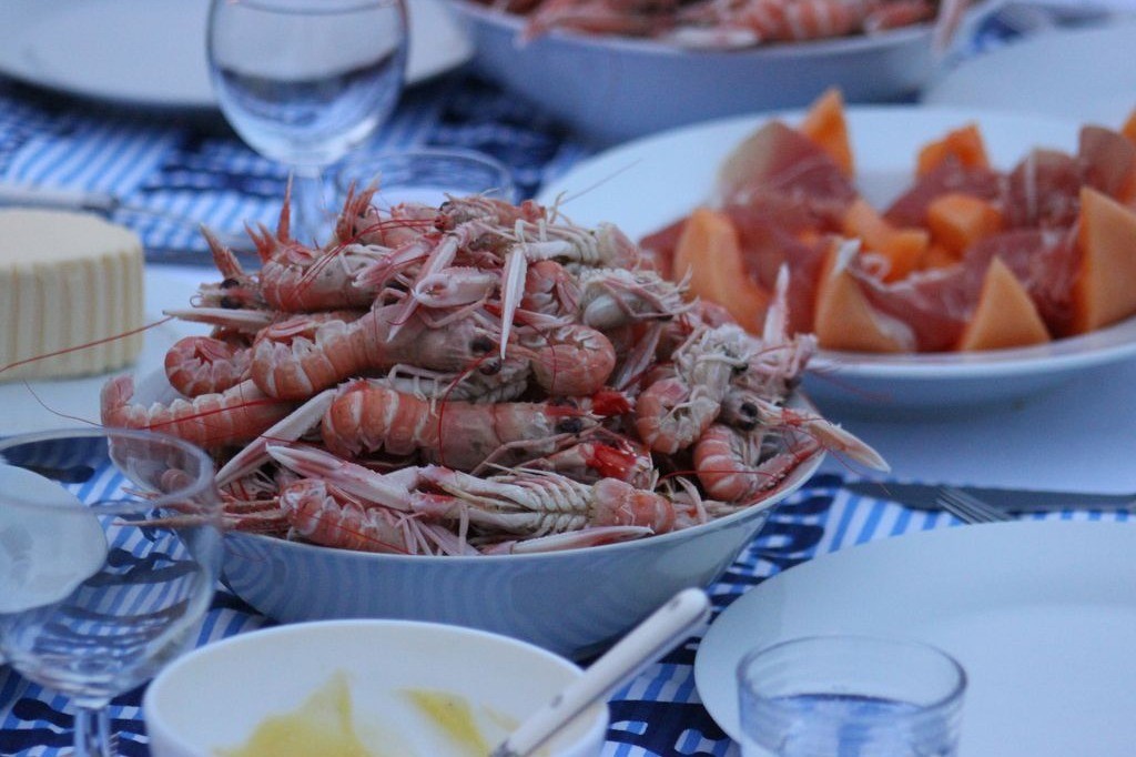 repas de fruit de mer sur la terrasse