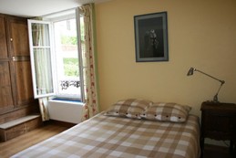 Chambre avec vue sur l'église et la forêt