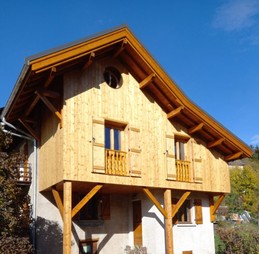 coté sud du chalet avec vue courette aménagée