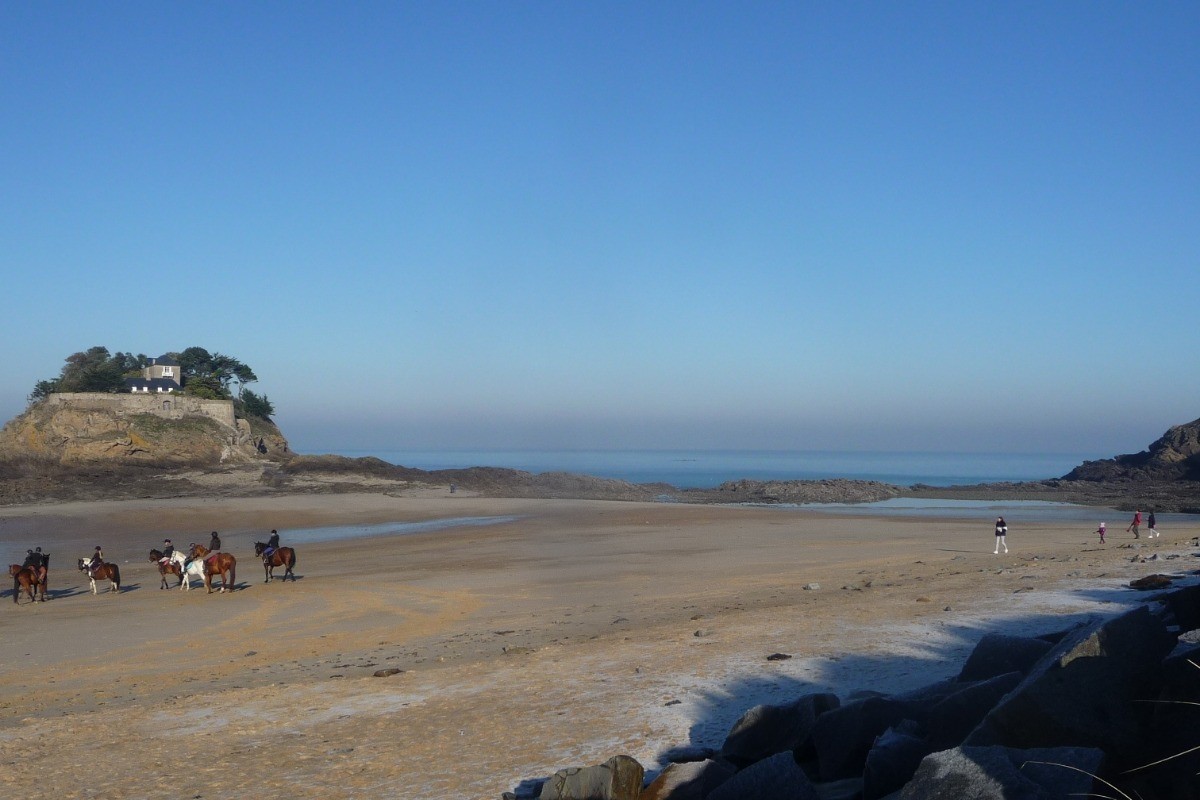 La plage de L'Anse du Guesclin à 900 m