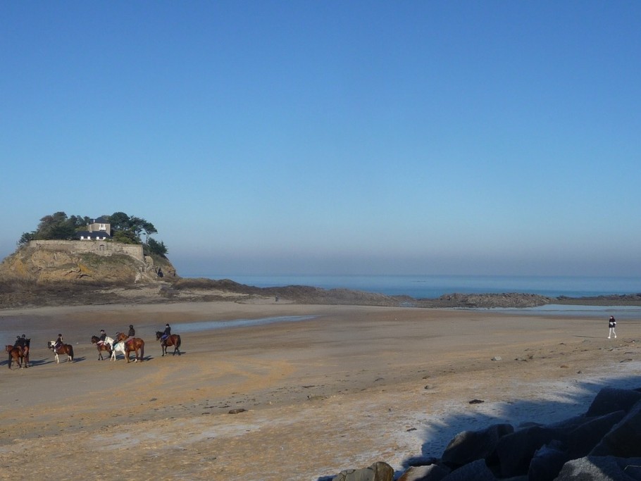 La plage de L'Anse du Guesclin à 900 m
