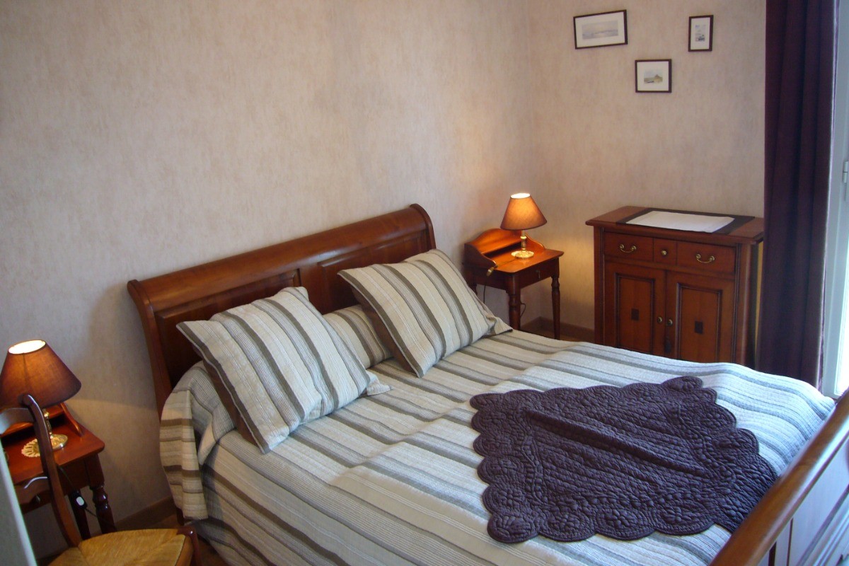 2ème chambre au fond à droite du couloir