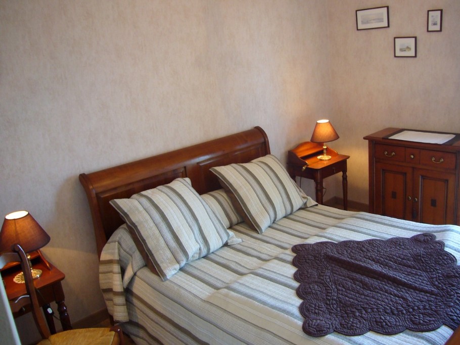 2ème chambre au fond à droite du couloir