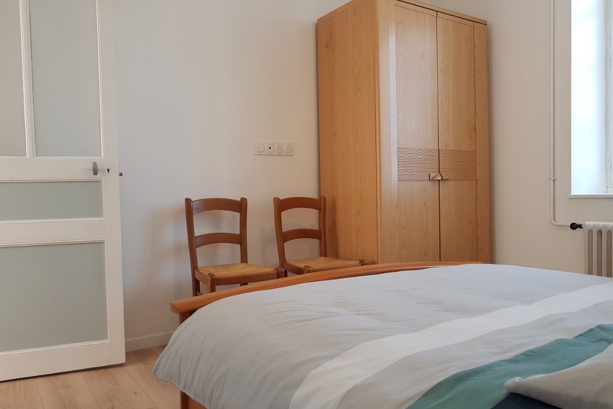 Chambre pour 2 personnes (lit 140 x 190 cm) avec armoire, communicante avec la chambre aux 2 lits indépendants. Lit parapluie installé sur demande.