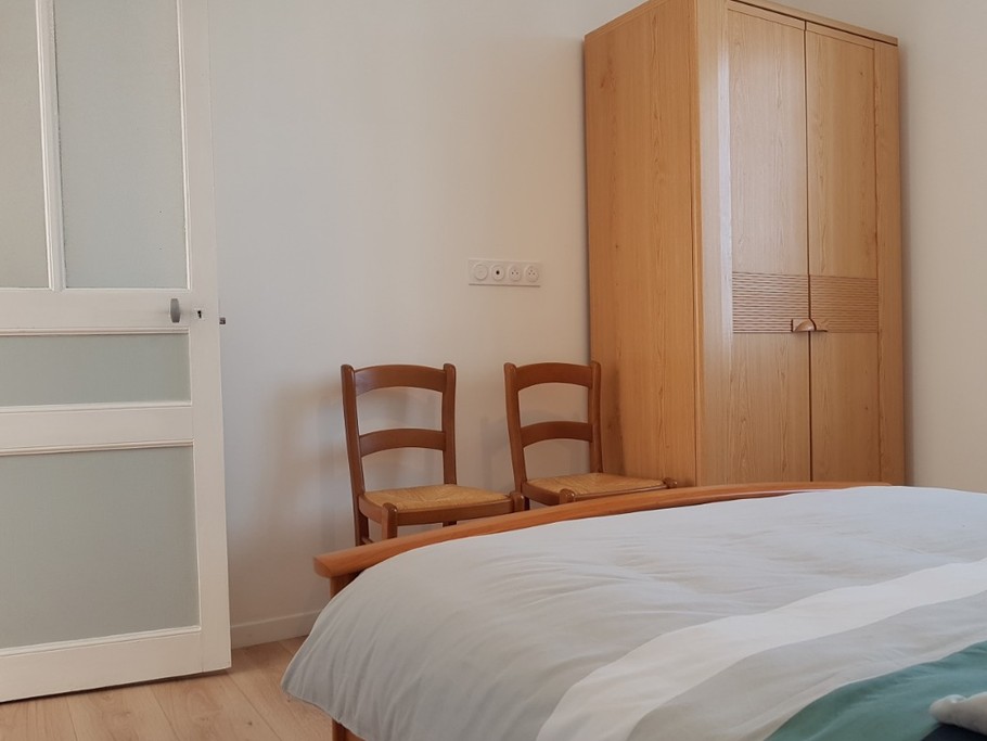 Chambre pour 2 personnes (lit 140 x 190 cm) avec armoire, communicante avec la chambre aux 2 lits indépendants. Lit parapluie installé sur demande.