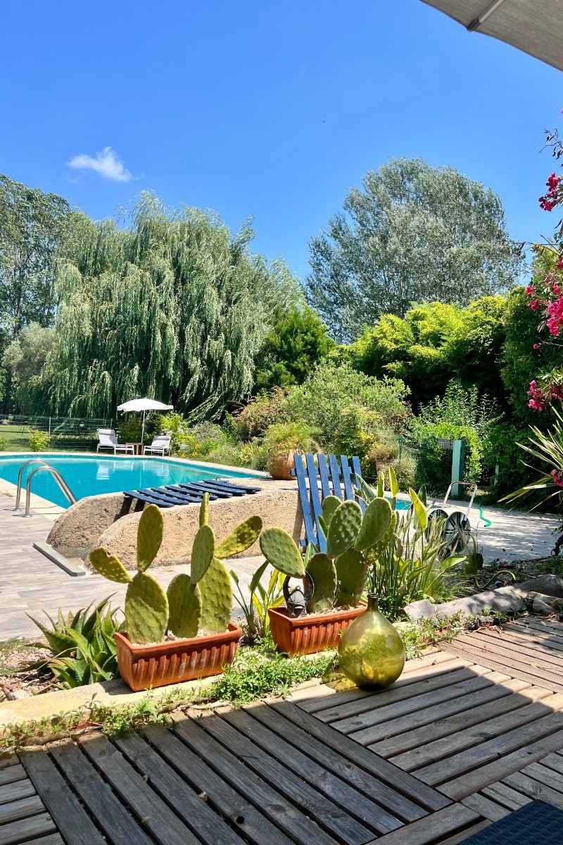 Salon extérieur vue sur piscine
