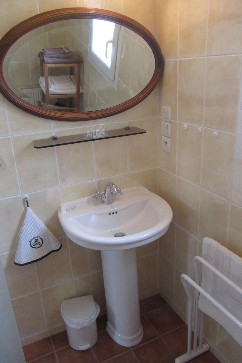 Salle d'eau totalement carrelée, douche à l'italienne