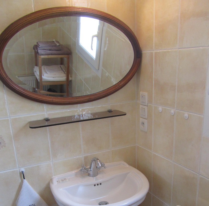 Salle d'eau totalement carrelée, douche à l'italienne