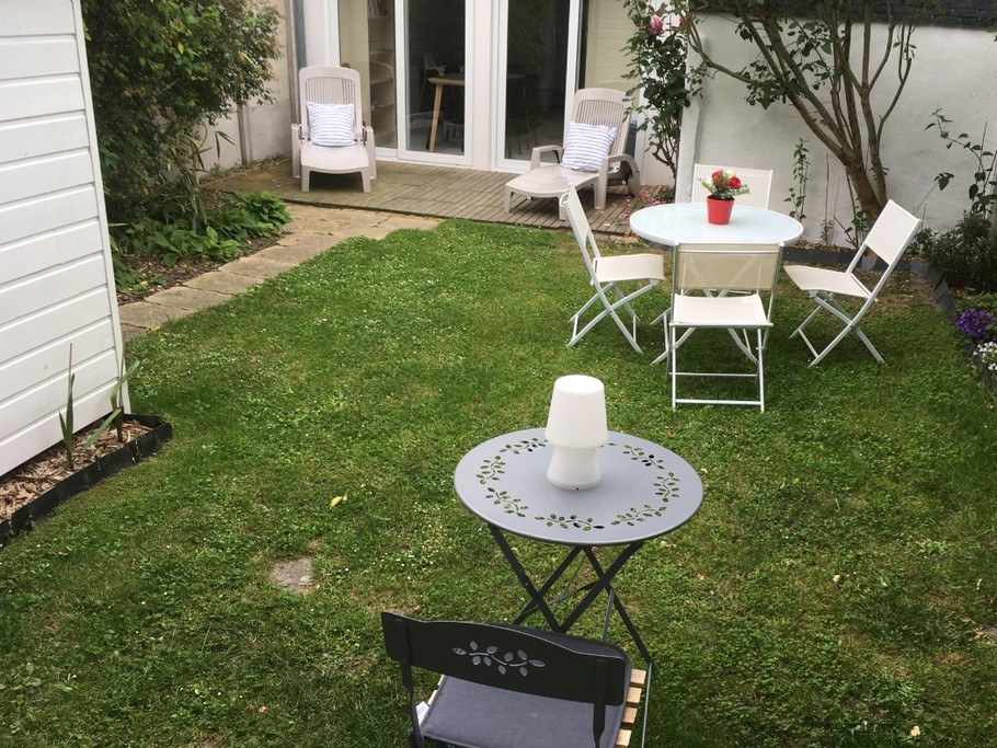 jardin  clos avec 2 tables , 6 chaises  arbres fruitiers et fleurs