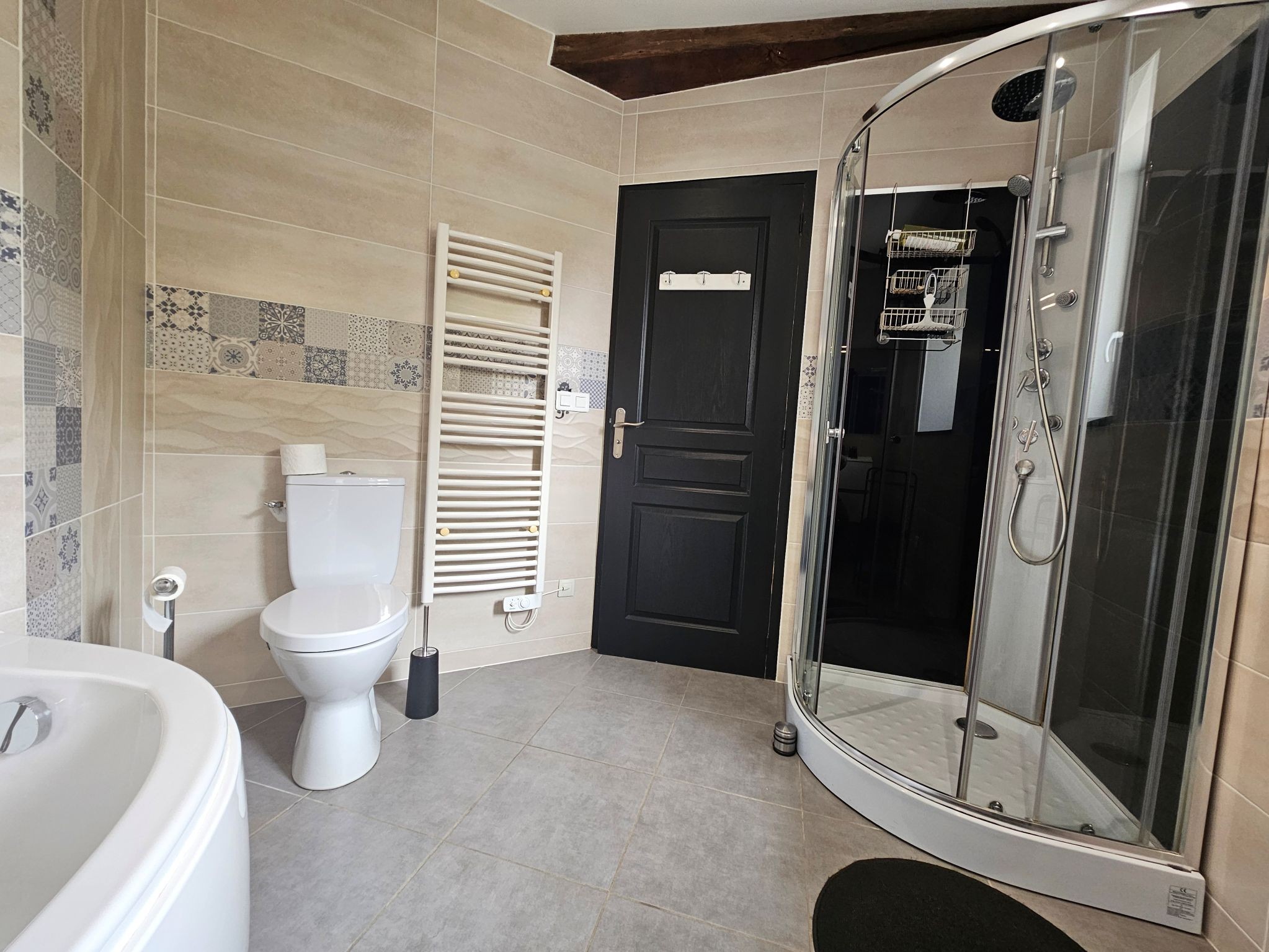The bathroom with shower and toilet on the 1st floor of the Logis de La Passerelle in Port d'Envaux