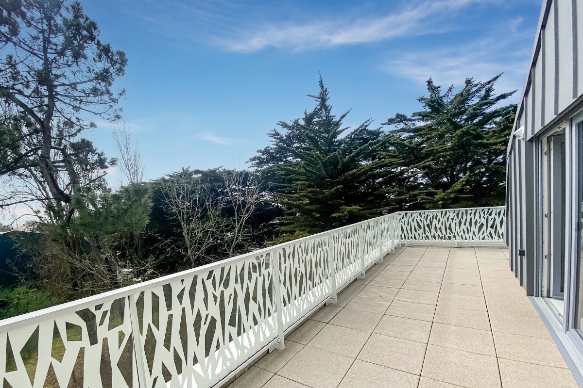 Balcon terrasse avec vue sur les pins
