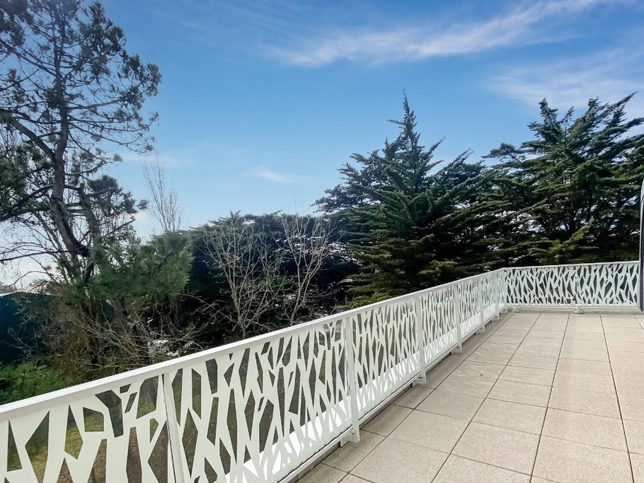 Balcon terrasse avec vue sur les pins