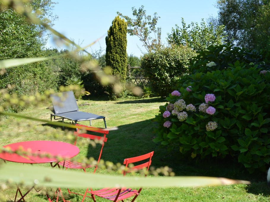 Jardin privatif et clos avec salon de jardin, bains de soleil et barbecue.
