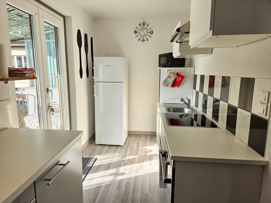 Fully-equipped kitchen with induction hob, oven, dishwasher, microwave, fridge, Senseo coffee maker, filter coffee maker, kettle, toaster.