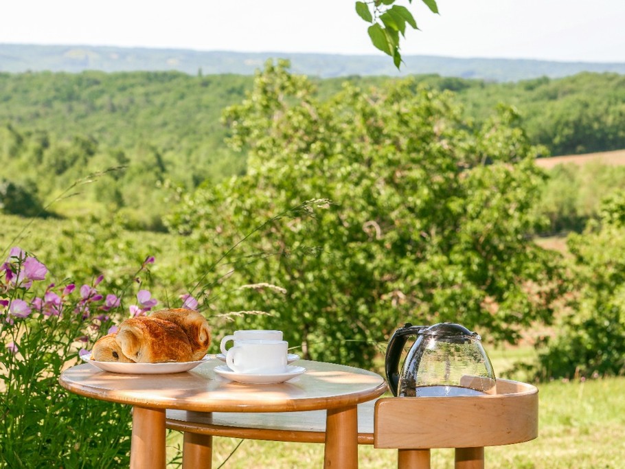 vue de la terasse du chalet castelnau de montmiral tarn toscane occitane pyrenees mediteranee