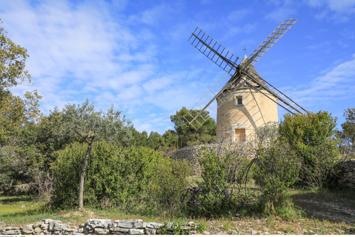 Vue sur le moulin de Joucas