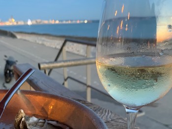 huitres et vin sur la plage au Havre
