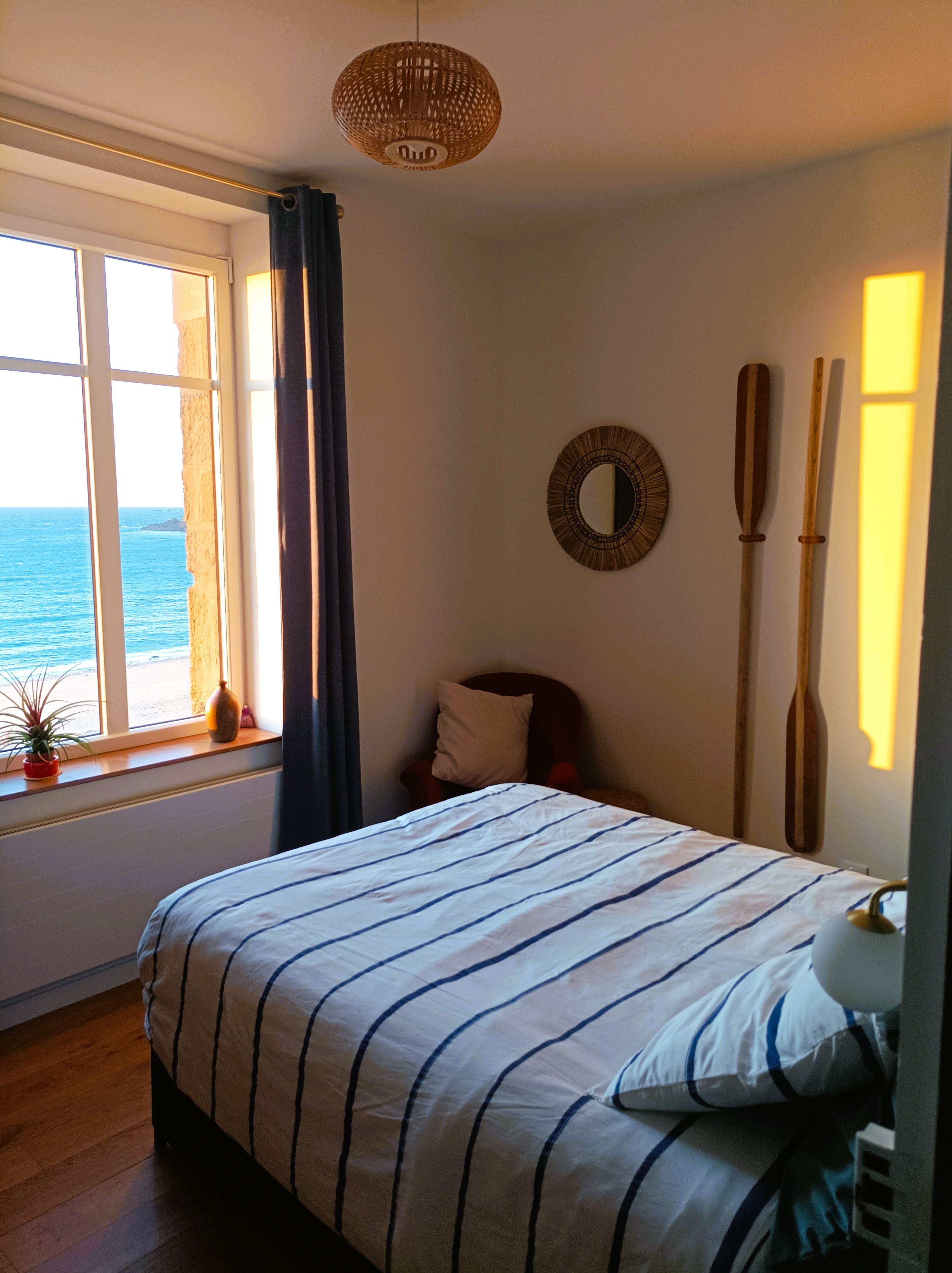 Chambre 2 avec vue sur la mer, lit 140 cm, dressing et salle de bain attenante (baignoire et douche)