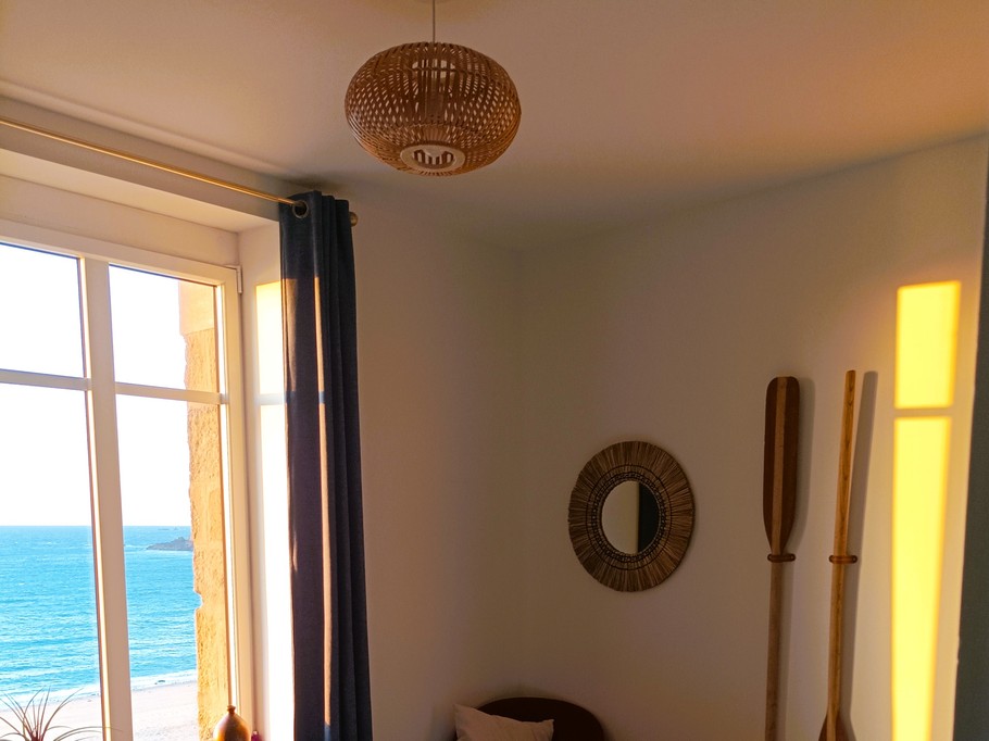 Chambre 2 avec vue sur la mer, lit 140 cm, dressing et salle de bain attenante (baignoire et douche)