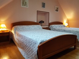 Room for 3 people. 2 double beds.