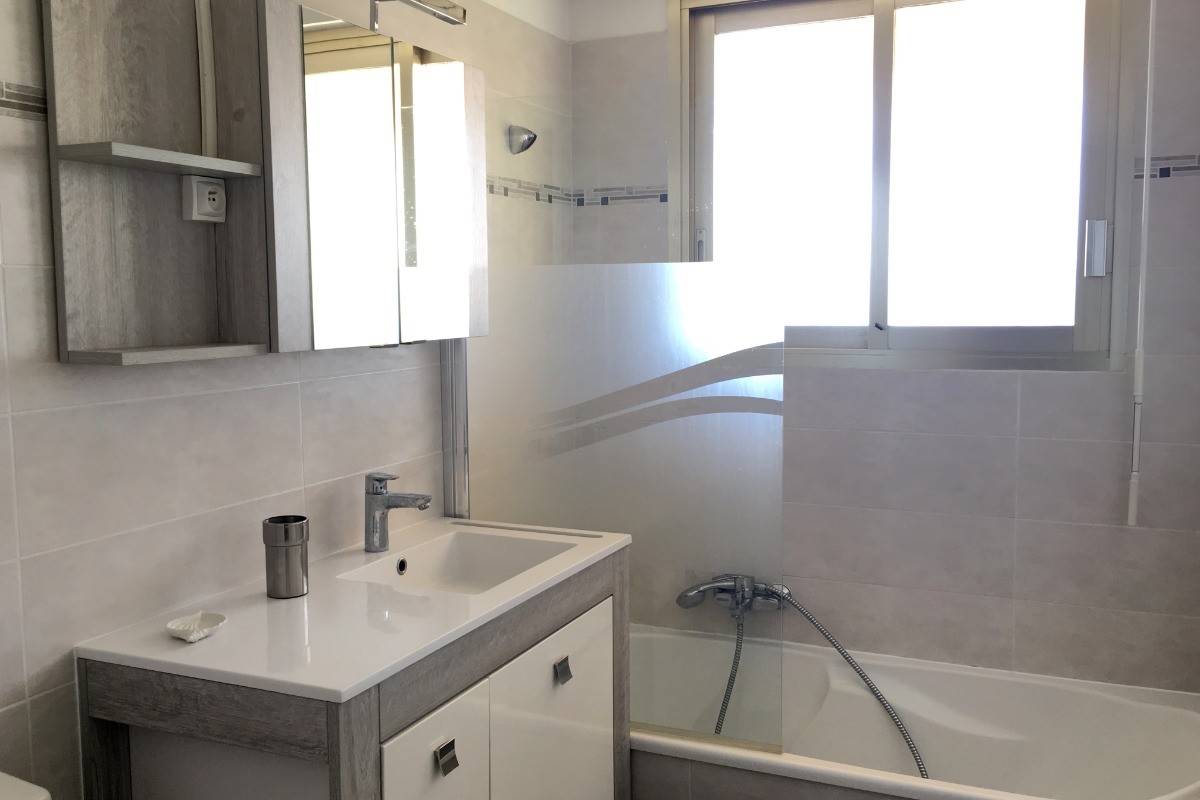 Grande salle de bain indépendante avec WC
