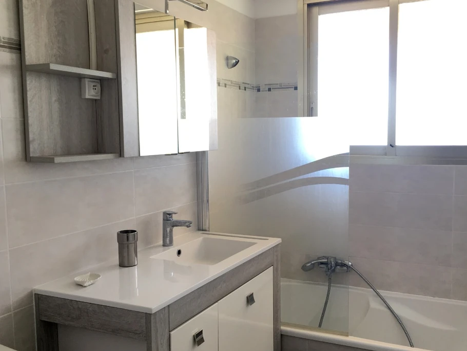 Grande salle de bain indépendante avec WC